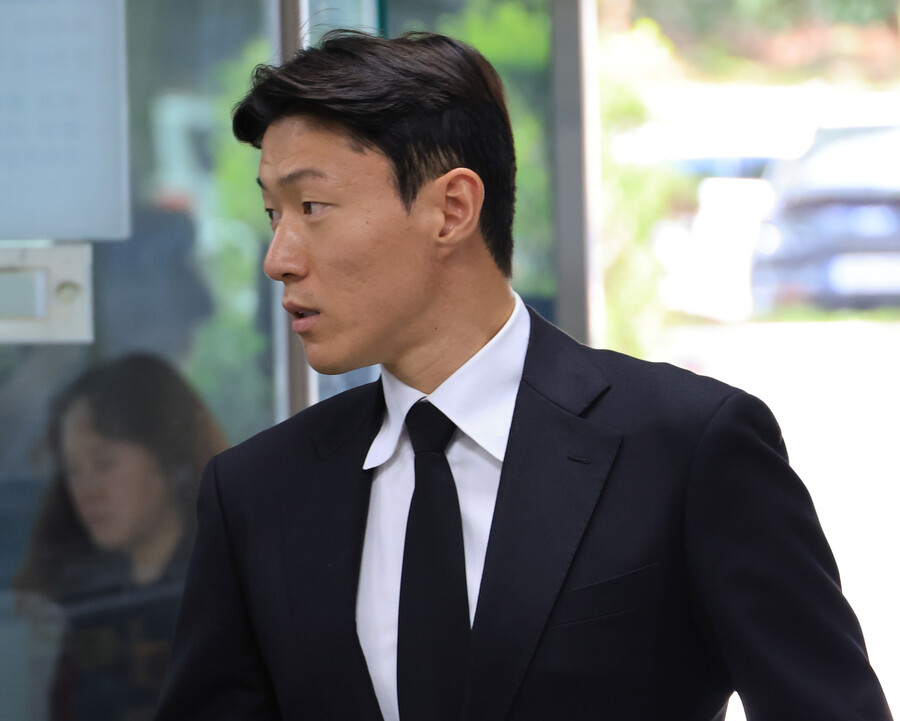 ▲ 축구선수 황의조씨가 4일 서울 서초구 서울중앙지법에서 열린 성폭력범죄의 처벌 등에 관한 특례법 위반(카메라 등 이용촬영) 혐의 2심 선고재판에서 징역형 집행유예 선고를 받고 법원을 나서며 기자의 질문에 답하고 있다. ⓒ연합뉴스