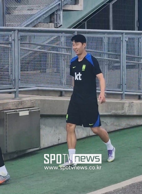 '주장 교체설?' 미국에서 만난 손흥민, 그런 거 신경 안 쓴다...훈련 내내 '밝은 미소+긍정 에너지'로 일관