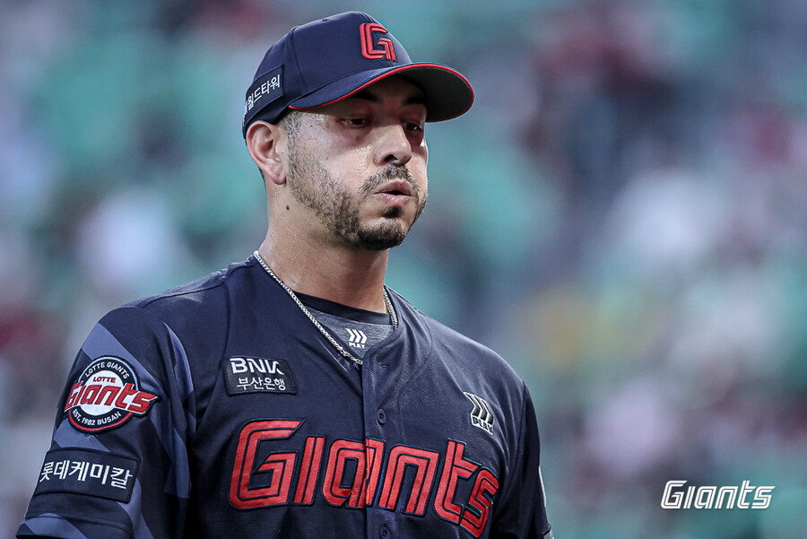 롯데 데이비슨의 저주… MLB 38승 투수가 1이닝 2보크 충격 자멸, 롯데 6위 추락, SSG 대포쇼 자축 [인천 게임노트]