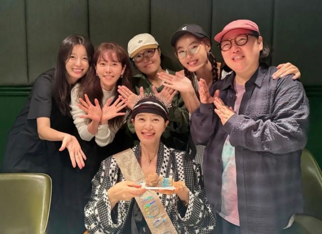 김혜수 생일파티엔 누가 초대됐나..한지민·한효주 등 절친들과 '행복'