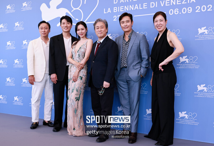 ▲ 제82회 베니스국제영화제에 참석한 '어쩔수가없다' 주역들.  ⓒ게티이미지
