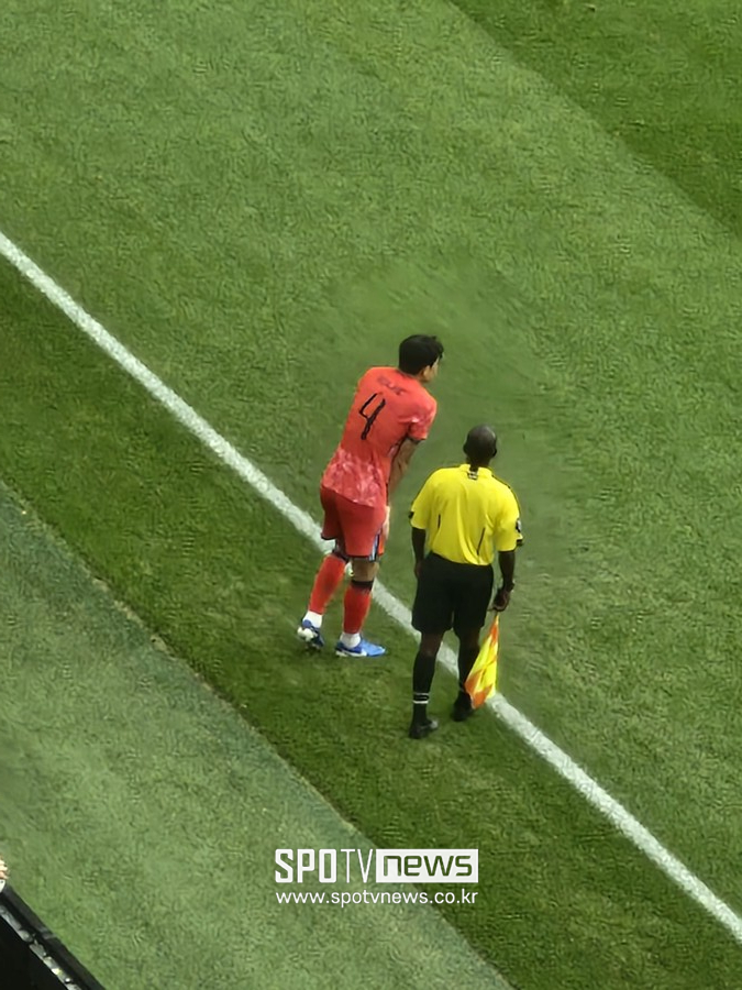 '환상 수비' 김민재의 아찔 부상→치료 후 힘겹게 그라운드 복귀...한국 '천만다행'