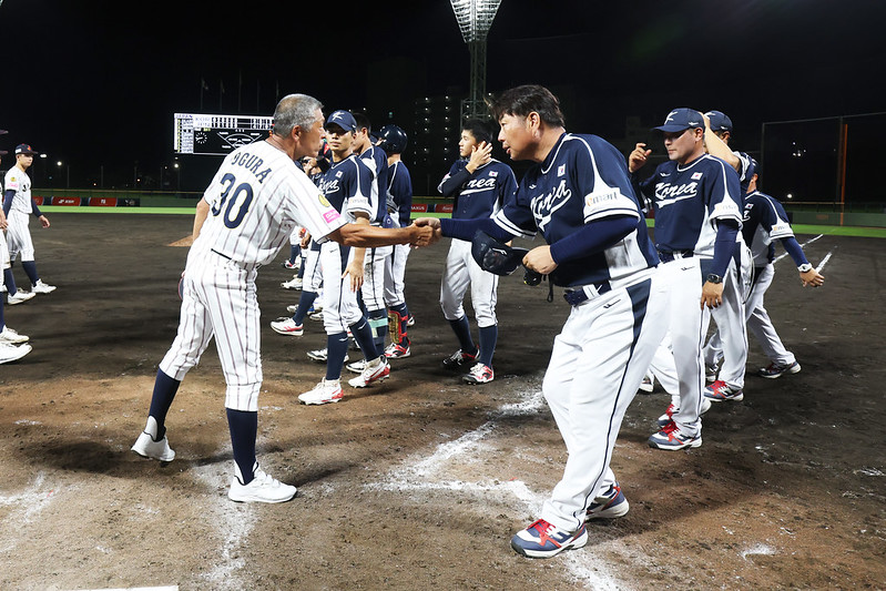 ▲ 경기 후 악수하는 한국 석수철 감독(오른쪽)과 일본 오구라 마사요시 감독. ⓒ WBSC