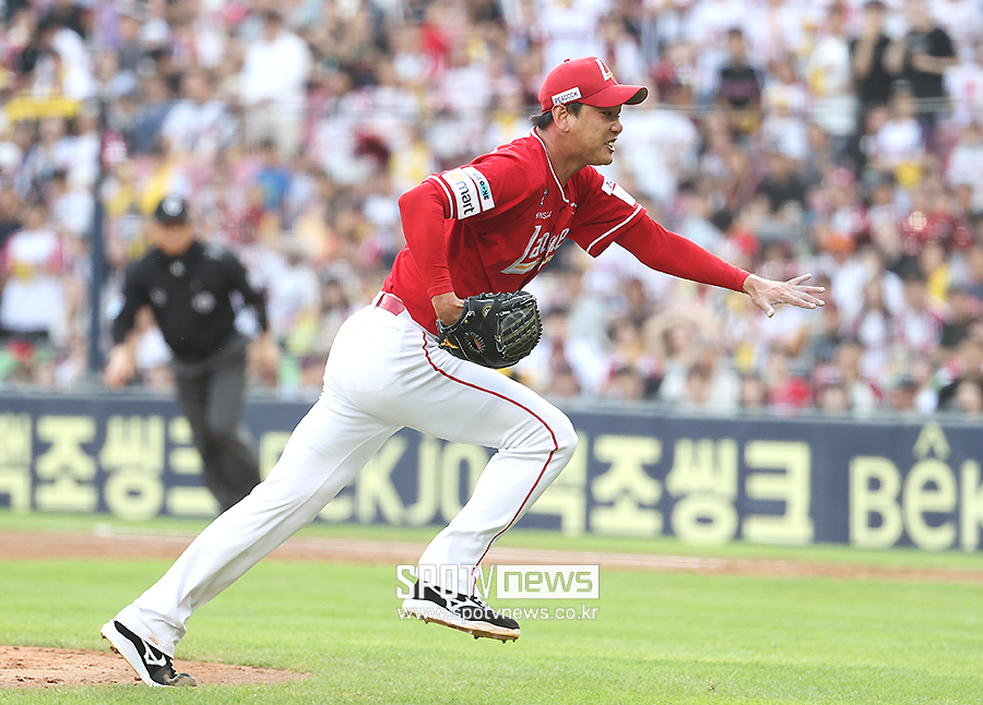 [포토S] 땅볼 타구 처리하는 김광현