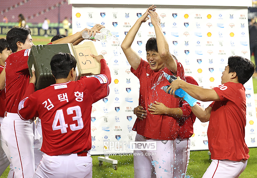 [포토S] '2000K 달성' 김광현, 짜릿한 물세례!