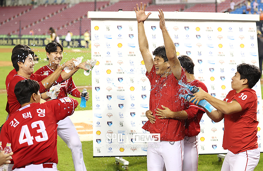 [포토S] '2000K 대기록' 김광현, 시원한 물세례!