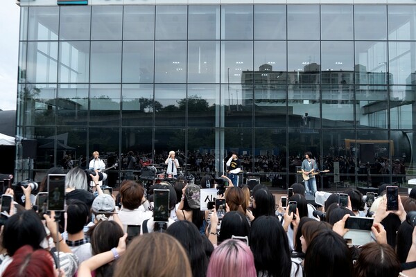 'FNC 신인 밴드' 에이엠피, 한강 버스킹으로 데뷔 예열…차세대 루키 출격