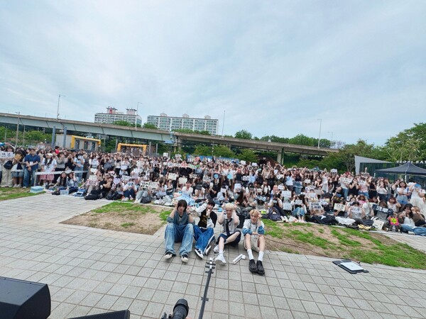 ▲ 에이엠피가 데뷔를 앞두고 지난 7일 서울 망원한강공원에서 버스킹을 했다. 제공|FNC엔터테인먼트