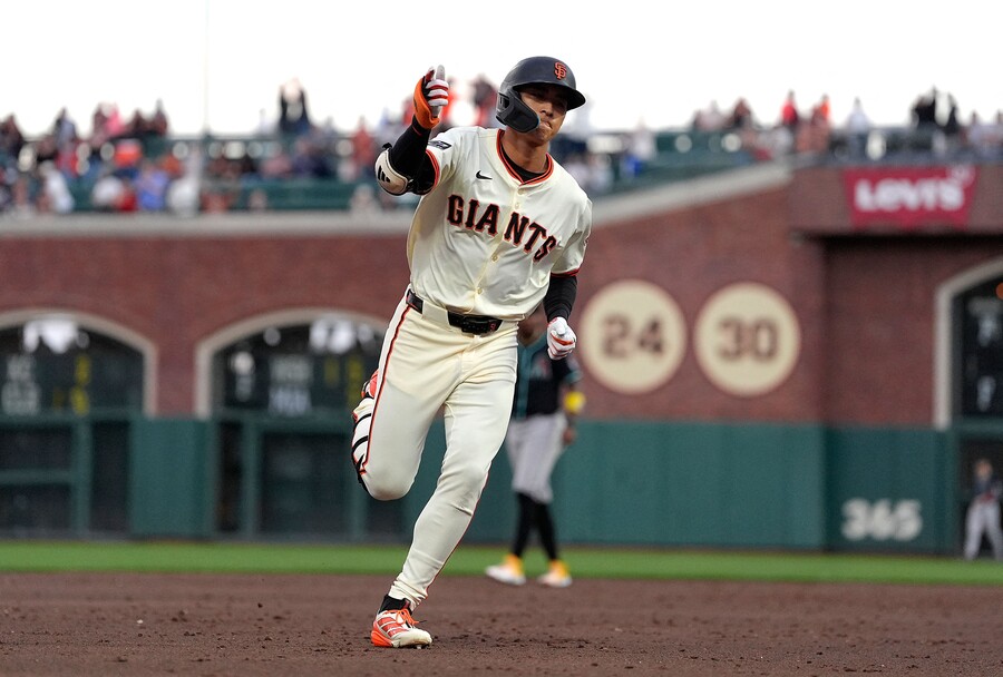 ▲ 시즌 8호 홈런을 날린 뒤 베이스를 도는 이정후 ⓒ연합뉴스/Getty Images via AFP