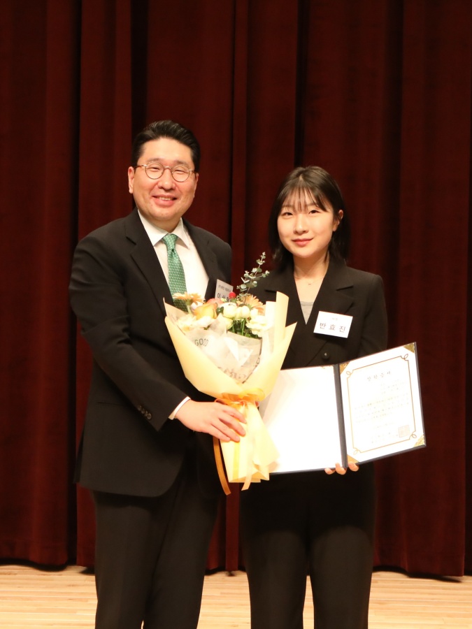 제35회 태인체육장학금 수여식_(왼쪽부터)이상현 대표, 반효진 선수 ⓒ대한체육회