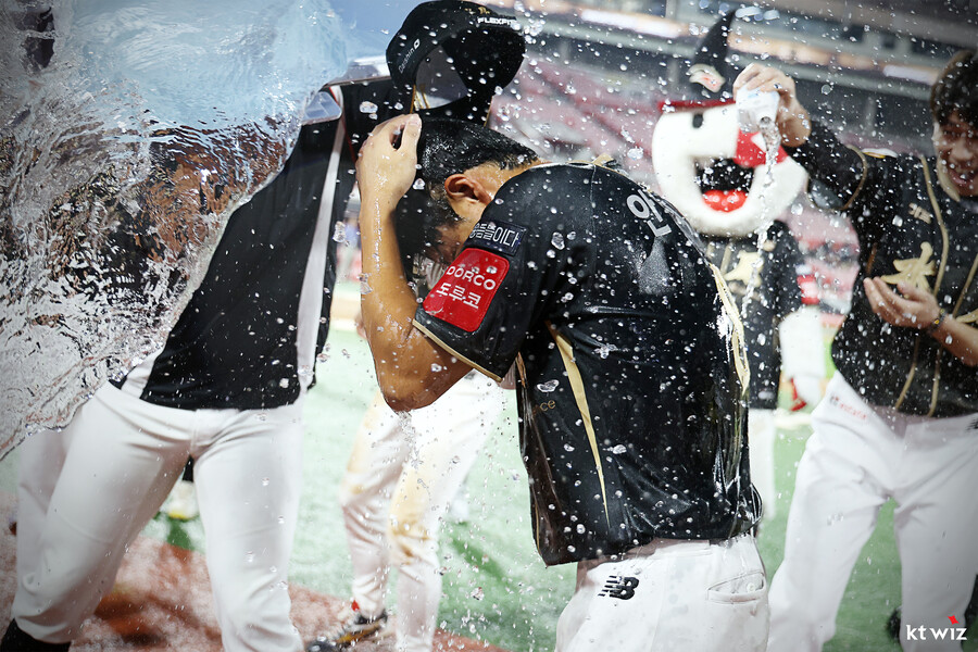 "울지마" 프로 9년차에 눈물의 KBO 1호 홈런 실화인가…가을야구 단골팀인데 이제야 인연을 맺나
