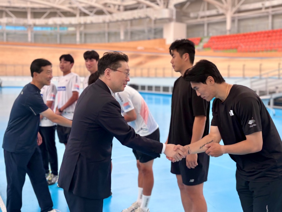 이상현 회장은 김택수 촌장과 함께 사이클 국가대표 선수들이 훈련 중인 벨로드롬을 직접 찾아 선수들을 격려했다ⓒ대한사이클연맹