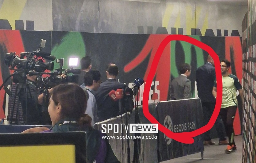 [SPO 현장] 홍명보호 라커룸으로 향하는 정몽규 회장 포착...선수단 격려차 미국전 이어 멕시코전도 등장