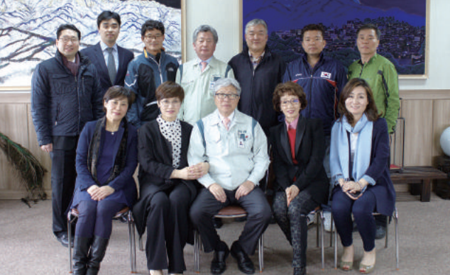 2015년 장학금 수여식 이후국제산악연맹 집행위원인 배경미, 핸드볼 임오경, 양궁 이은경, 마라톤 황영조, 산악인 김창호 대장, 이인정 회장과 이상현 대표 