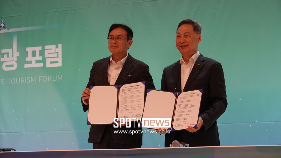 MOU 체결하고 있는 강태선, 하라다 무네히코 회장 ⓒ배정호 기자