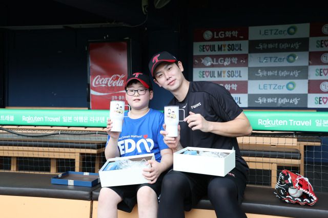 LG 홍창기, 난치병 투병 아동에 사인배트 선물한 사연 "어린 시절 내 모습 생각났다"