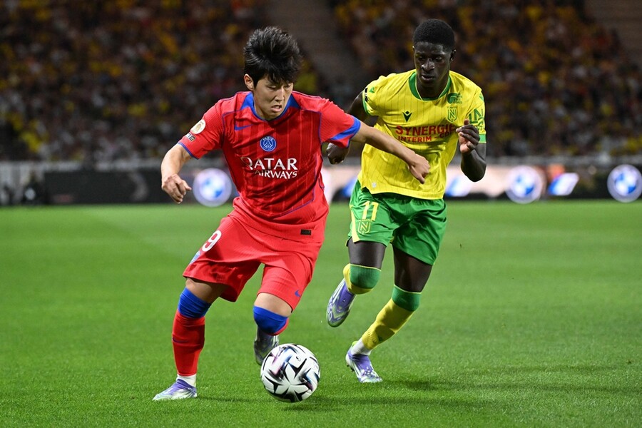 ▲ 프랑스 '르 파리지앵'은 PSG 예상 선발 명단을 공개했다. 골키퍼 장갑은 뤼카 슈발리에가 끼고 백4는 왼쪽부터 루카스 베랄두-마르퀴뇨스 또는 윌리안 파초-일리야 자바르니-워렌 자이르에메리로 구성될 것이라 전망했다. 중원에는 파비안 루이스-네베스 또는 비티냐-세니 마율루가 자리할 것으로 내다봤다. 최전방은 흐비차 크바라츠헬리아-하무스-이강인이 이름을 올릴 가능성이 유력하다 귀띔했다. ⓒ 연합뉴스/AFP