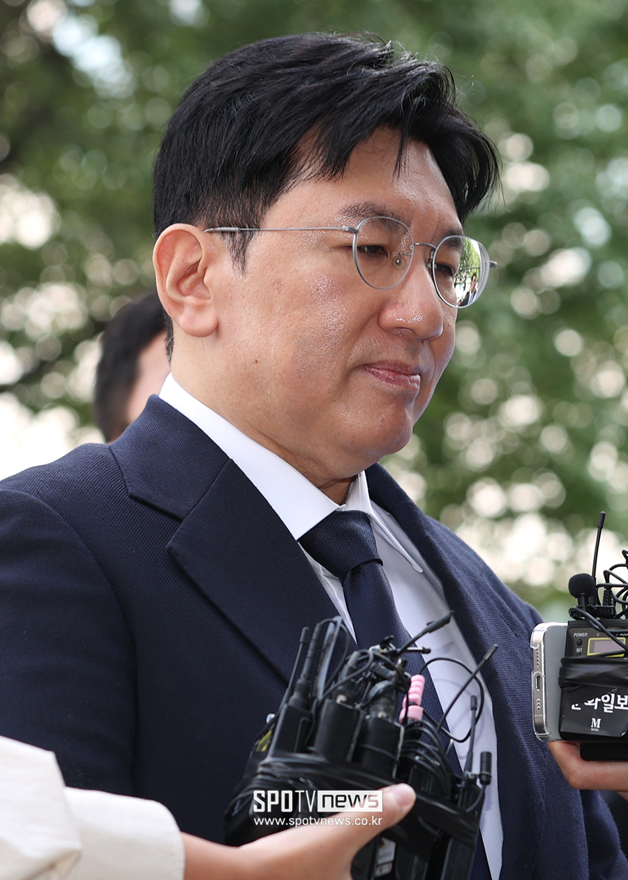 '부정거래 의혹' 방시혁 하이브 의장, 직접 경찰 출두 "제 일로 심려 끼쳐 송구"