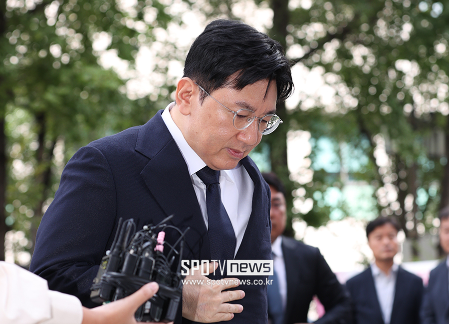 [포토S] 포토라인으로 향하는 방시혁 의장