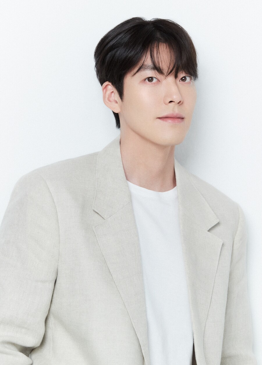 김우빈, 이러니 '미담 재벌'…이번엔 팬들 식사비 선결제 '폭풍 감동 사연'