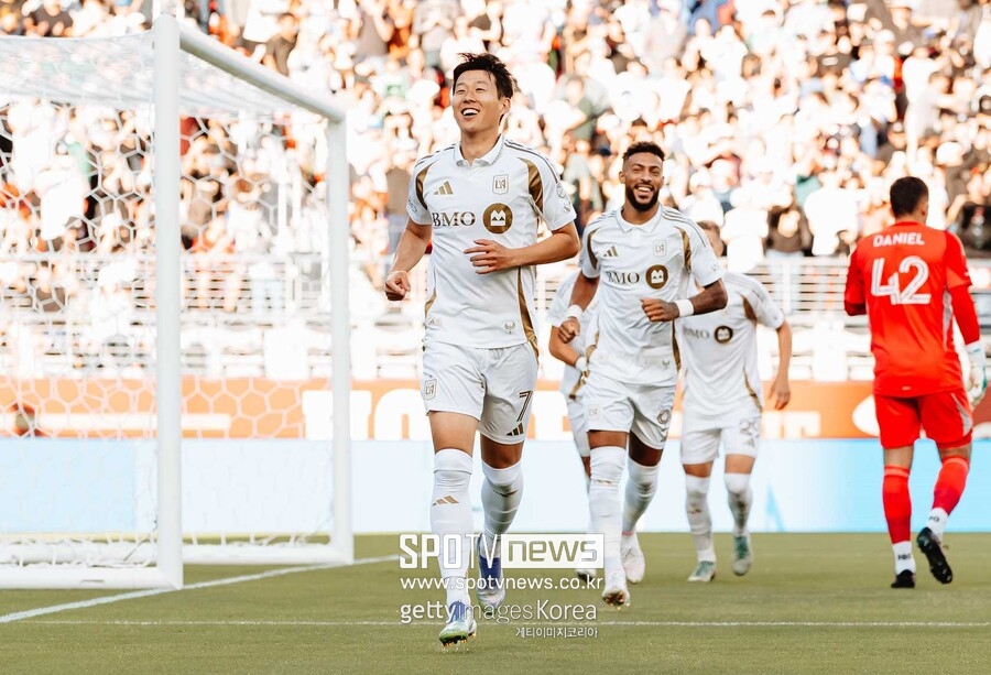 ▲ LAFC 합류 후 꾸준히 득점포를 이어온 부앙가와, MLS 데뷔골을 신고한 손흥민은 이제 팀의 핵심 공격진으로 자리잡았다. 두 선수의 파괴력과 호흡은 LAFC 공격력의 핵심 동력으로, 남은 시즌 MLS컵 우승 도전의 가장 큰 무기가 될 전망이다.