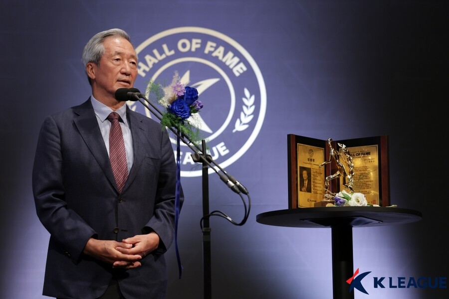 ▲ 16일 서울 종로구 아산정책연구원에서 2025 K리그 명예의 전당 헌액식이 열렸다. 선수 부문 김병지, 김주성, 데얀, 故 유상철, 지도자 부문에 김호 전 수원삼성 감독, 공헌자 부문 정몽준 대한축구협회 명예회장이 헌액됐다. ⓒ한국프로축구연맹