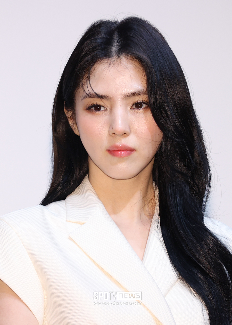 한소희, 데뷔 후 첫 팬미팅 '빨간불'…해외 5개 도시 취소