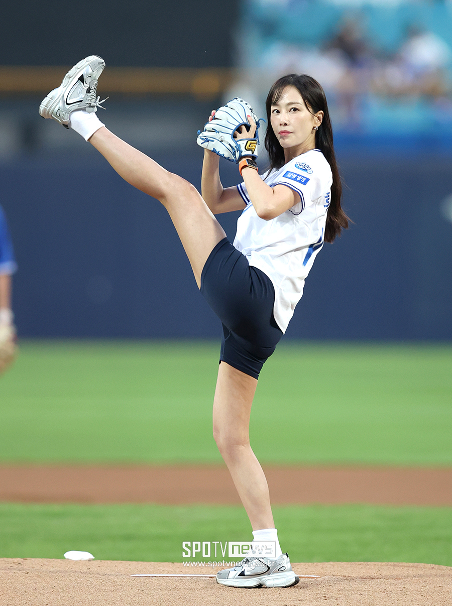 [포토S] 홍수현, 레깅스 입고 고공 하이킥 시구!