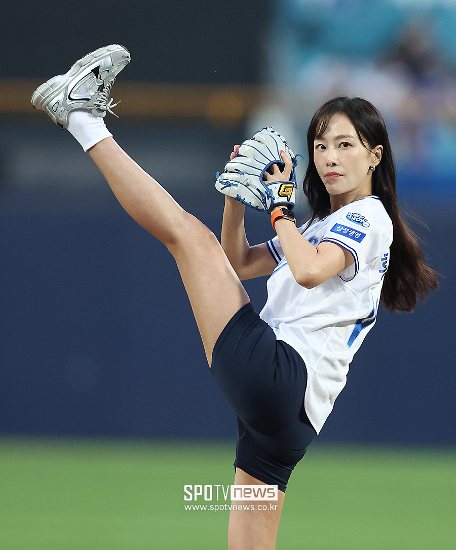 [포토S] 라팍에 뜬 홍수현, 완벽 하이킥 시구!