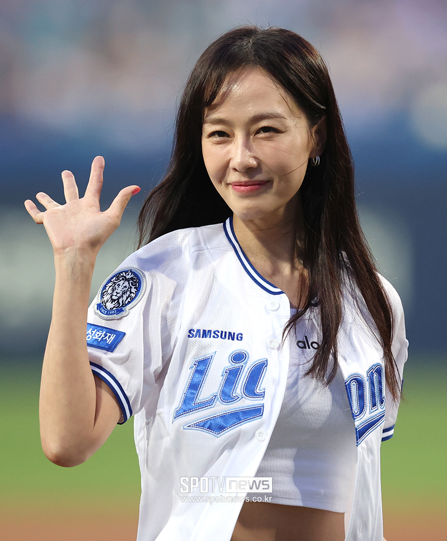 [포토S] 홍수현, '크롭티 입고 미모 뽐내며'