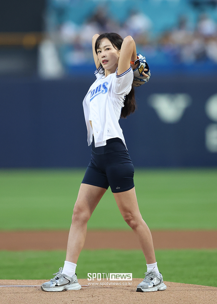 [포토S] 홍수현, '레깅스 입고 섹시 와인드업'