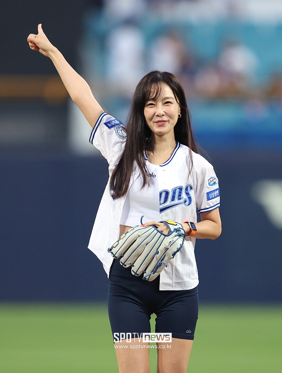 [포토S] 홍수현, '완벽 시구 세리머니!'