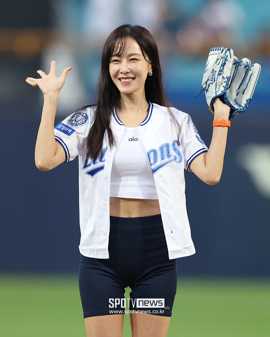 [포토S] 홍수현, '시구 마치고 깜찍하게'