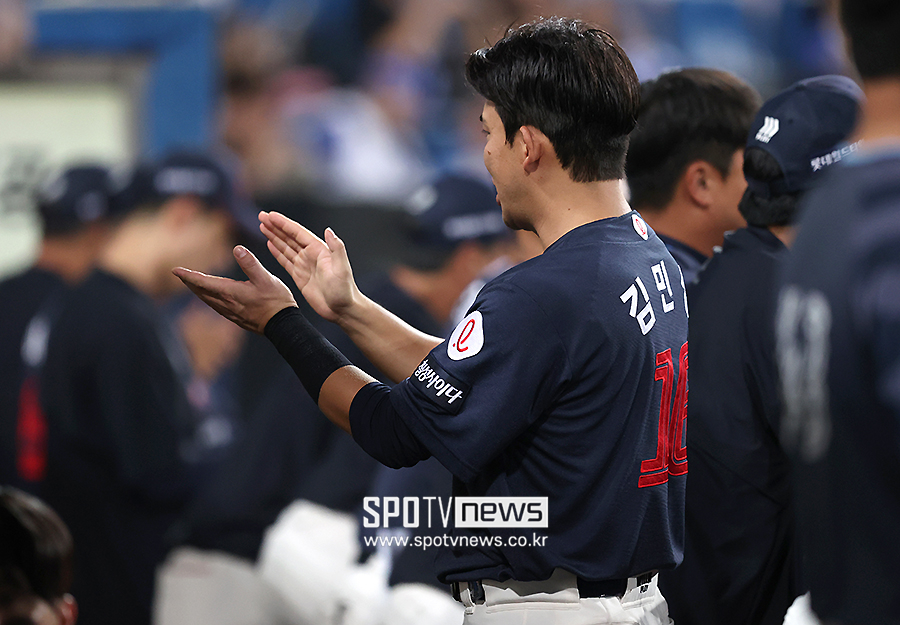 [포토S] 전준우 복귀 축하하는 김민성