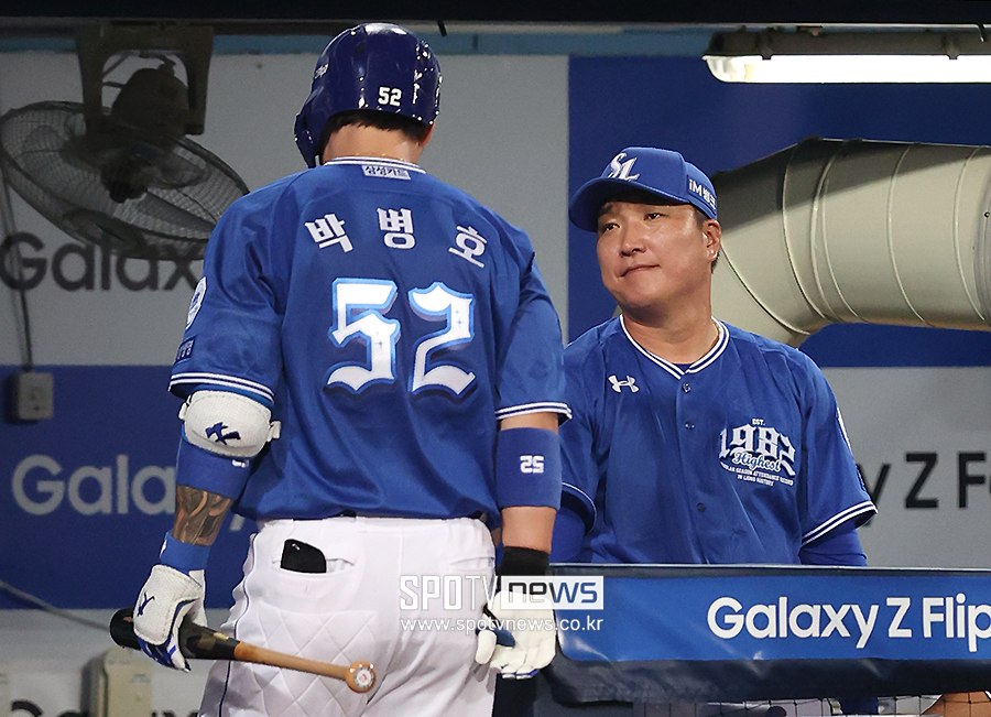[포토S] 박병호 바라보는 이진영 코치