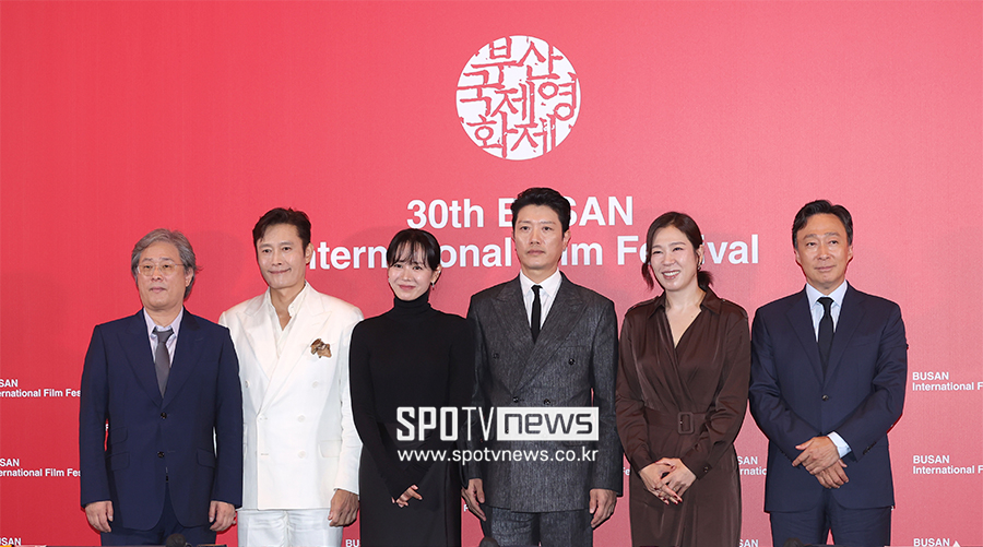 "혀 끌끌 차며 볼 수 있을 것"…'어쩔수가없다' 이병헌X손예진도 떨리게 한 개막작 무게감[30th BIFF]