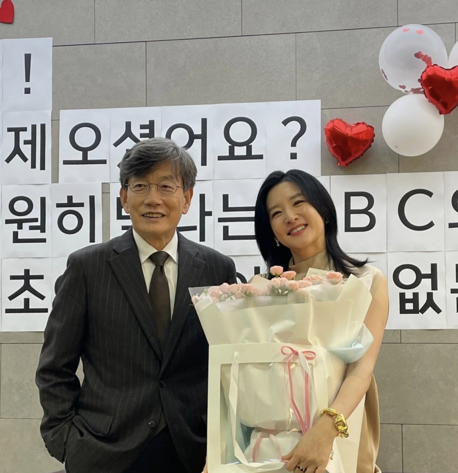손석희, 이영애에 핑크빛 장미 안겼다…25년 만에 성사된 만남