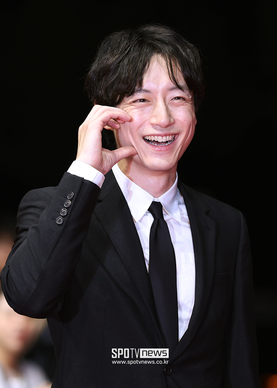 '양다리 논란' 사카구치 켄타로, 결국 부국제 왔다…팬들 향해 '환한 미소'''[30th BIFF]