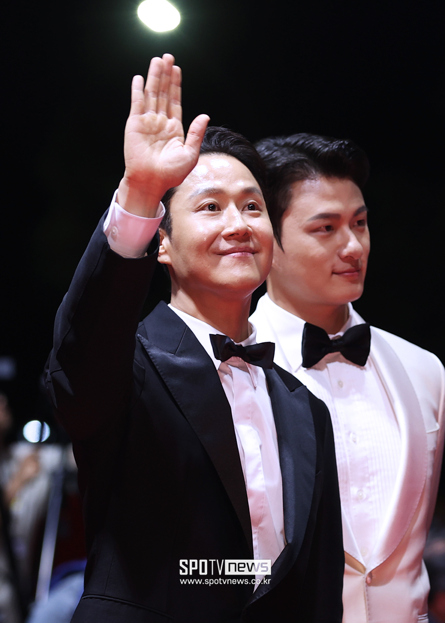 [포토S] 팬들에게 인사하는 정우