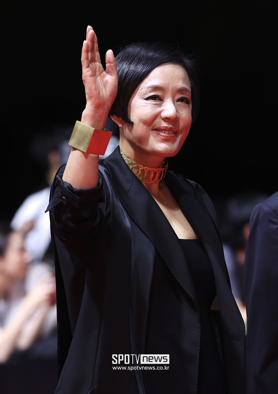 [포토S] 손인사 하는 장미희