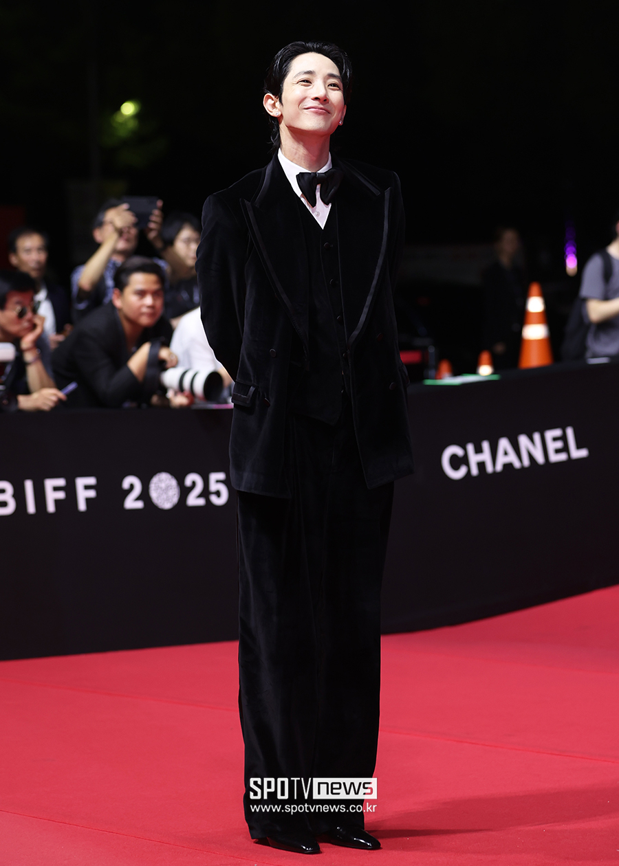 [포토S] 이수혁, 팬들 바라보며 미소