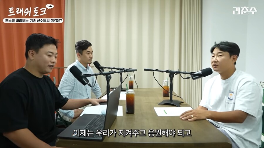 ▲ 이천수(사진 맨 오른쪽)는 그간 월드컵 때마다 반복해온 '형평성 문제'를 입에 올렸다. “월드컵 예선을 뛰며 욕을 먹고도 버텨온 선수들이 있다. 그런데 옌스가 갑자기 들어오면 미드필더들은 엄청 짜증이 날 수밖에 없다”며 “옌스는 여러 포지션이 가능하니 더 능력자처럼 보이고 자연히 기존 선수들은 긴장할 수밖에 없는 상황”이라고 지적했다. ⓒ 유튜브 채널 '리춘수' 화면 갈무리