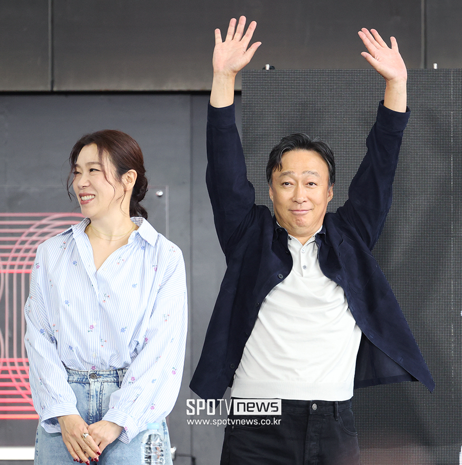 [포토S] 만세하며 인사하는 이성민