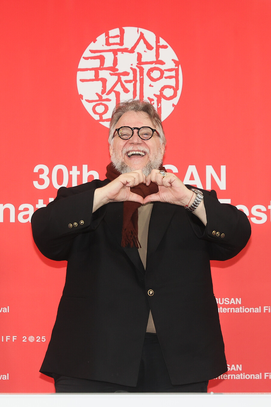 '韓 첫방문' 기예르모 델 토로, 300명에 직접 사인 선물한 이유[30th BIFF]