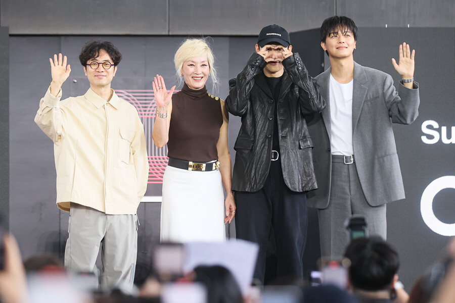▲ 제30회 부산국제영화제 '파과 인터내셔널 컷' 야외무대인사.  ⓒ연합뉴스