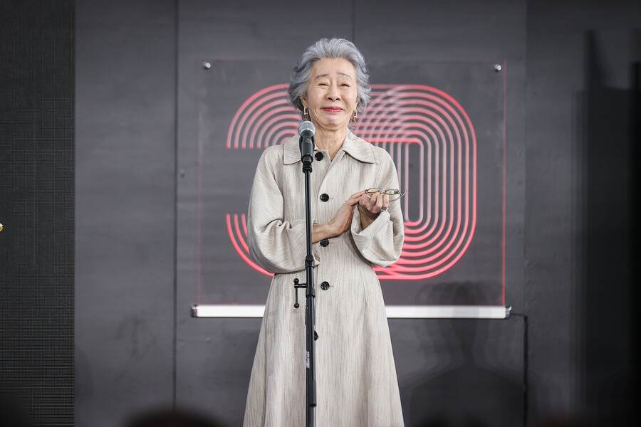 ▲ 제30회 부산국제영화제 '결혼피로연' 야외무대인사의 윤여정.  ⓒ연합뉴스