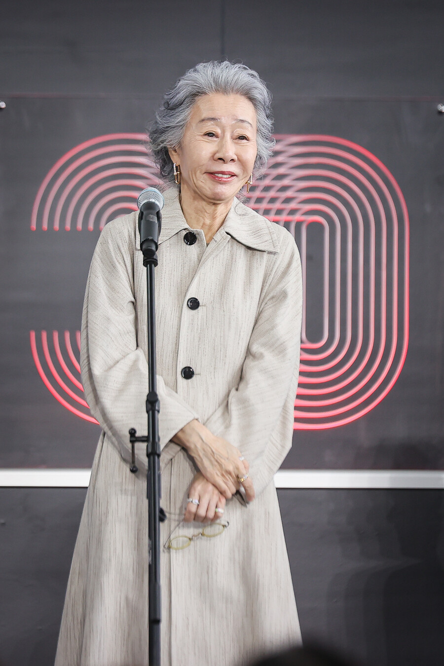 윤여정, 무대인사 지각 '머쓱'…''결혼피로연' 엄마 하기엔 너무 늙어 할머니로"[30th BIFF]