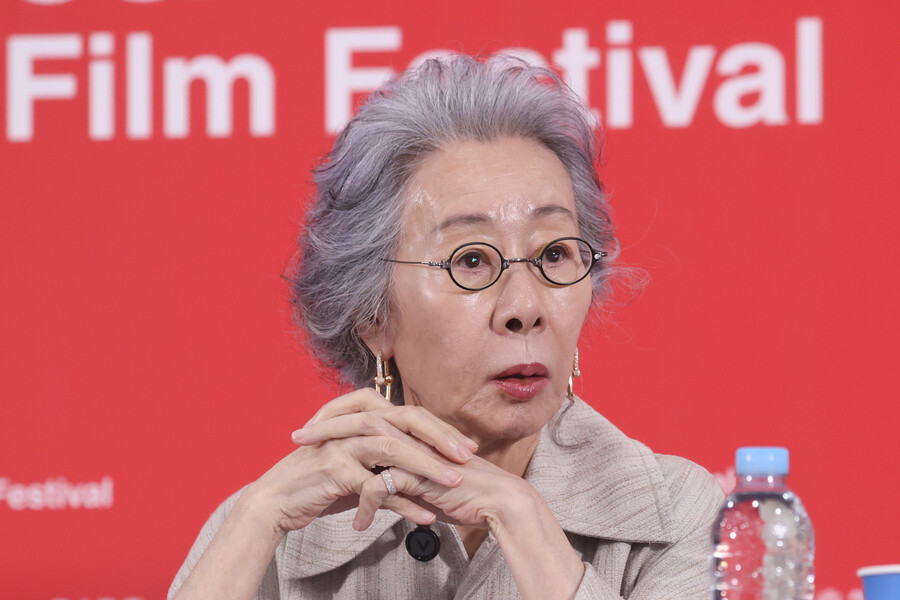 "韓보수적, 동성애자도 평등해야"…'子동성결혼' 윤여정, '결혼 피로연'에 담은 진심(종합)[30th BIFF]