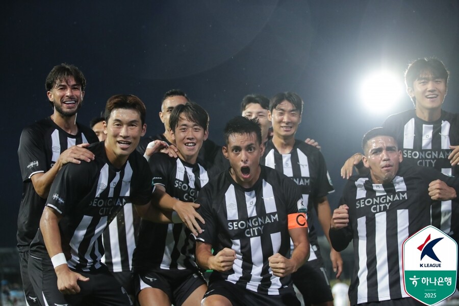 ▲ 성남FC가 12경기 무패(7승 5무)를 완성했다. K리그2 최소 실점(25골) 팀다운 예의 단단한 방패에 날카로이 벼른 '창'까지 거머쥔 모양새다. '에이스' 신재원이 "3위까지 도전해보고 싶다" 말할 만큼 플레이오프행 확률이 치솟았다. ⓒ 한국프로축구연맹