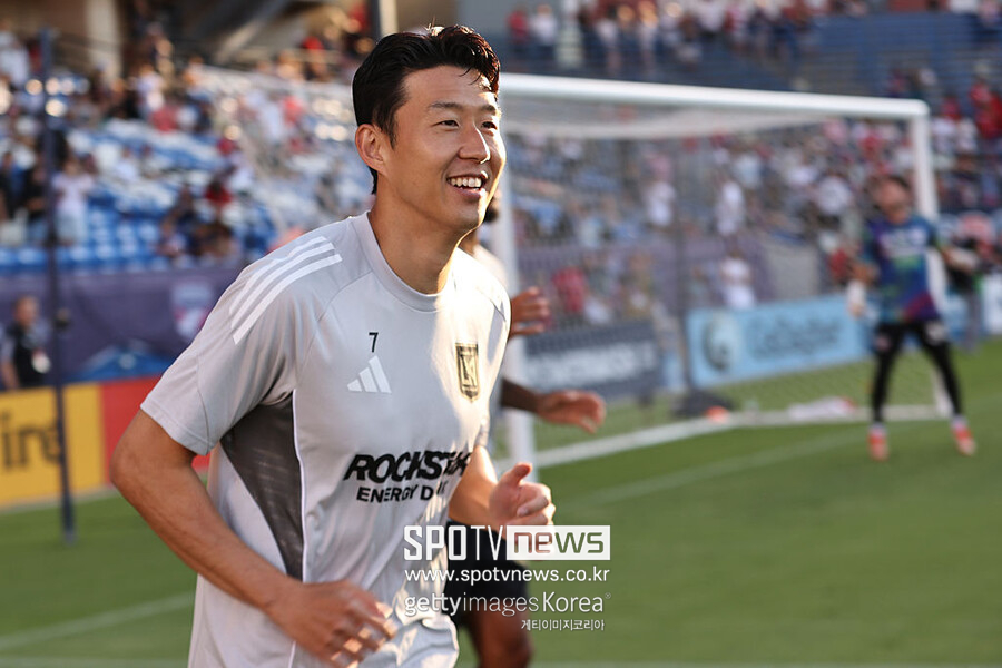 ▲ 이제 팬들 관심은 손흥민이 리그 3경기 연속 골에 성공할 수 있을지에 쏠린다. MLS 데뷔 후 단 6경기 만에 5골 1도움을 쌓아 리그 전체에 존재감을 각인시킨 그는, 원정에서는 매번 화려한 득점쇼를 선보였지만 정작 홈 팬들 앞에선 아직 득점을 신고하지 못했다.